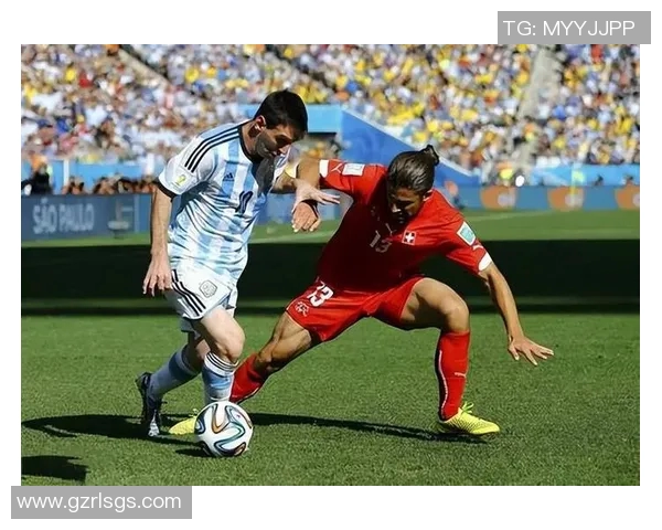 最朴素足球明星背后的故事与精神启示